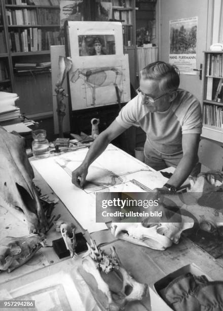 Prof.Dr. Gottfried Bammes an der Akademie für Bildende Kunst Dresden in seinem Atelier, aufgenommen 1982. Bammes galt als einer der bekanntesten...