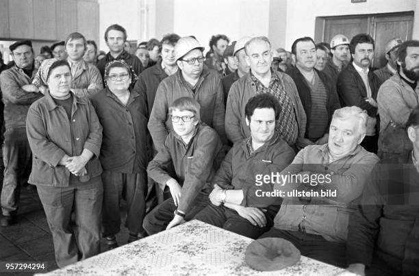 Arbeiterinnen und Arbeiter vom Bernard-Koenen-Schacht Niederröblingen, aufgenommen am . Von 1958 bis 1990 wurde auf dem BKS Kupferschiefer abgebaut....