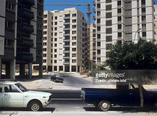 Pkw in einem Neubaugebiet in der libyschen Hauptstadt Tripolis, aufgenommen im September 1979. In den wichtigen Städten des Landes wurden in den...