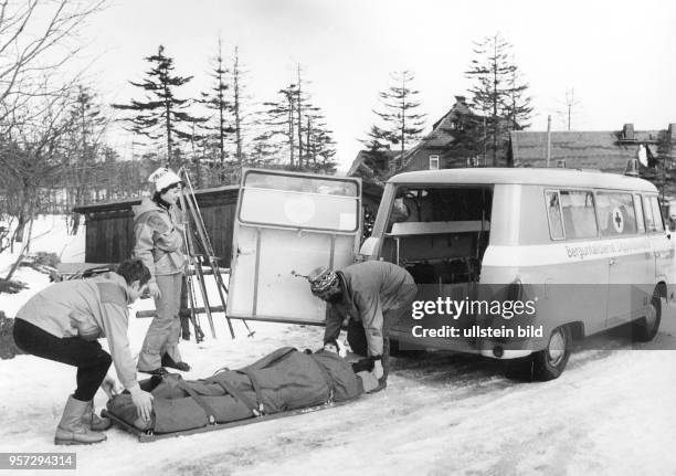 Zwei Sanitäter vom Bergunfalldienst Dippoldiswalde bergen einen Verletzten im Osterzgebirge, aufgenommen 1982. Mit dem Barkas B1000 wird der Patient...