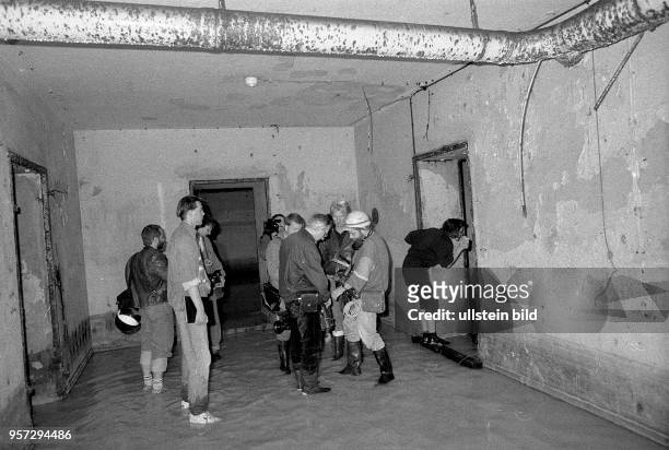 Medienvertreter filmen und fotografieren am einmalig einige unterirdische Räume der früheren Neuen Reichskanzlei an der Wilhelmstraße in Berlin,...