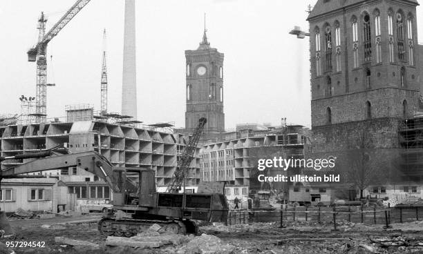 Im Zentrum Ostberlins finden Arbeiten zur Gestaltung des Nikolaiviertels statt , aufgenommen 1984. Foto : Reinhard Kaufhold