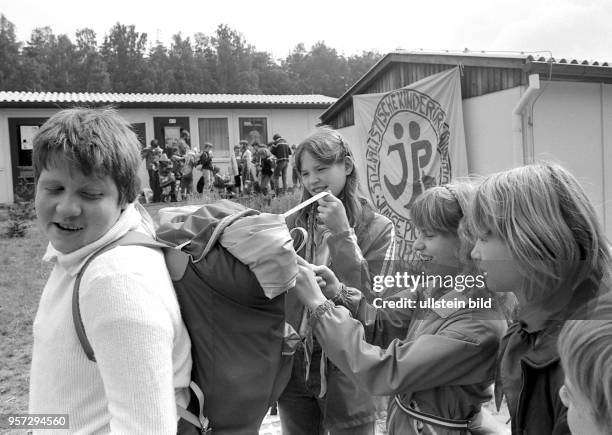 Kinder erholen sich Anfang der 80er Jahre in einem Pionierferienlager in Seifhennersdorf im Zittauer Gebirge. Gemeinsam leben die Kinder in einem...