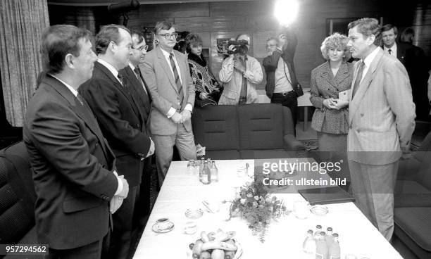 Dresdens Oberbürgermeister Wolfgang Berghofer empfängt im September 1988 im Rathaus von Dresden den Vorsitzenden der CDU-Bürgerschaftsfraktion...