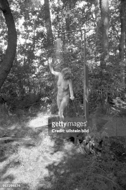 Nacktbaden - die Walddusche - Am Zeesener See in Senzig-Waldesruh liegt versteckt in waldreicher Gegend das über 60 Jahre alte Paradies der Nackten,...