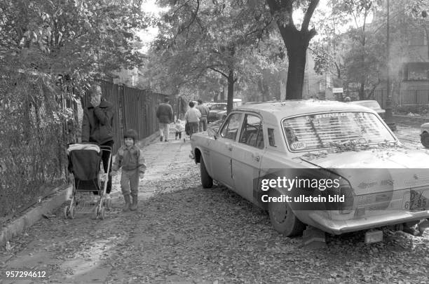 Ein Pkw aus der DDR steht schon längere Zeit in der Nähe der Botschaft der Bundesrepublik Deutschland in Warschau, undatiertes Foto vom Oktober 1989....