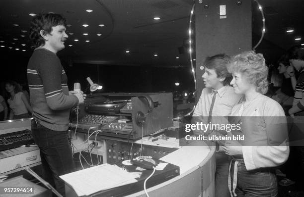 Ein junges Paar unterhält sich in der Diskothek im Palast der Republik in Berlin mit dem Discjockey, aufgenommen 1984. Die Disco im Palast der...