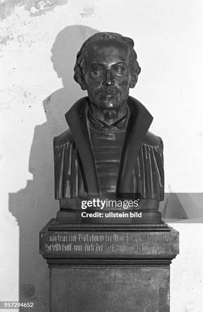 Bronzebüste des reformatorischen Theologen und Humanisten Philipp Melanchthon in der St. Andreaskirche in der Lutherstadt Eisleben, aufgenommen im...