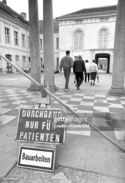 "Durchgang nur für Patienten" steht auf einer Tafel vor dem Innenhof von Schloss Rheinsberg, aufgenommen am . In den 1730er Jahren lebte hier der...