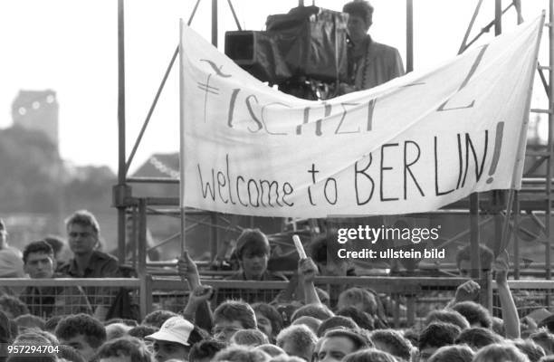 Auf dem Gelände der Radrennbahn Weissensee finden im Juni im Rahmen der FDJ-Friedenswoche Rockkonzerte mit Bands aus der DDR und dem damaligen...