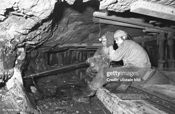 Bergmänner erledigen unter Tage im Thomas-Müntzer-Schacht Sangerhausen ihre anstrengende Arbeit, aufgenommen am . Seit 1951 wird hier Kupferschiefer...