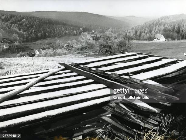 Schneezäune aus Holz, mit Raureif überzogen, liegen Mitte der 70er Jahre im Spätherbst zur Aufstellung bei Rehefeld im Osterzgebirge bereit. In...