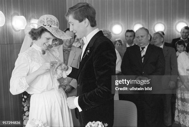 Hochzeit in Mansfeld im Kupferbergbau-Gebiet Mansfelder Land, aufgenommen am . Das Brautpaar beim Tauschen der Ringe während der Trauung im Rathaus....