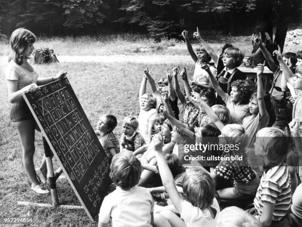 Im Pionierpalast in Dresden werden im Sommer 1975 Ferienspiele für Dresdner Schulkinder veranstaltet.