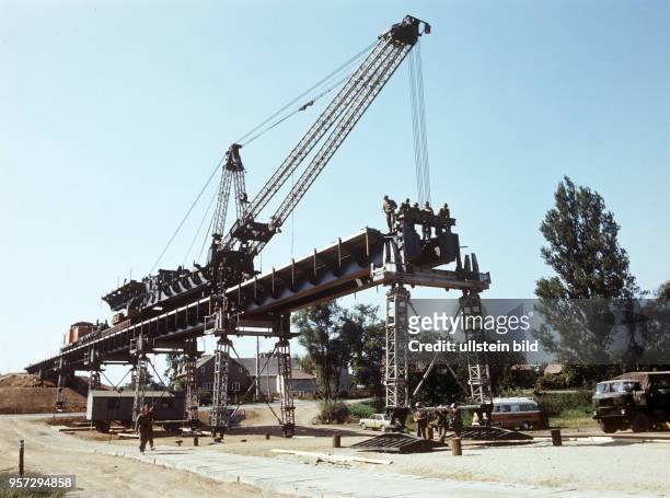 Im Rahmen einer Übung bauen sowjetische und NVA-Soldaten eine provisorische Eisenbahnbrücke, undatiertes Foto von 1983, Ort unbekannt.
