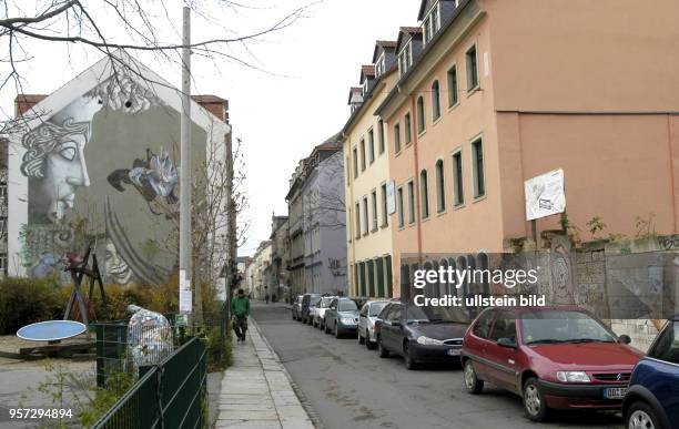 Blick in die Böhmische Straße in der Dresdner Neustadt, aufgenommen am . Nahezu alle Häuser in dem bei jungen Leuten beliebten Stadtteil sind in den...