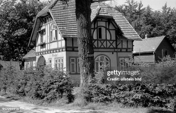 Blick auf das Fachwerkhaus der Gaststatätte und Pension Mönchhof bei Elgersburg im Thüringer Wald, aufgenommen um 1960. An der Stelle errichteten...