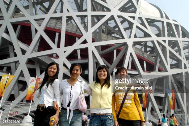 Diese jungen Chinesinnen freuen sich über die Erlebnisse im Olympiapark, aufgenommen im Oktober 2008. Das Olympiagelände "Olympic Green" liegt im...