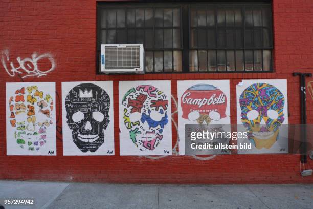 Plakate in Anlehnung an Andy Warhol an einer Wand im hippen Szeneviertel Williamsburg des Staatteils Brooklyn.