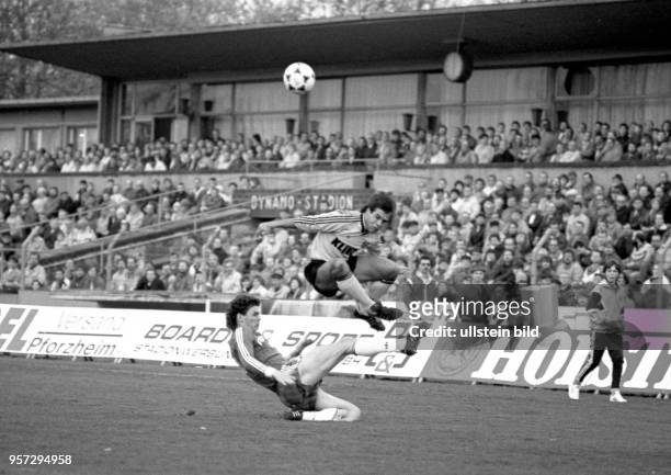 Vor einer großen Fangemeinde gewinnt der SG Dynamo Dresden das Oberligaspiel am 23.3.1990 gegen den FC Carl Zeiss Jena mit 4:0 im Dynamo-Stadion in...