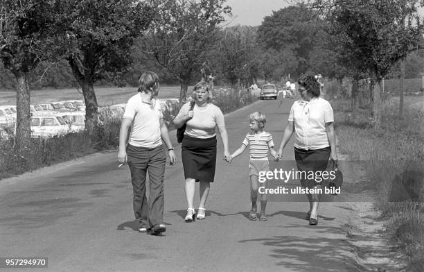 Eine Familie auf dem Weg zum 19. Pressefest des "Mansfeld Echo" im Naherholungsgebiet Vatteröder Teich in Vatterode , aufgenommen im Juli 1980. Das...