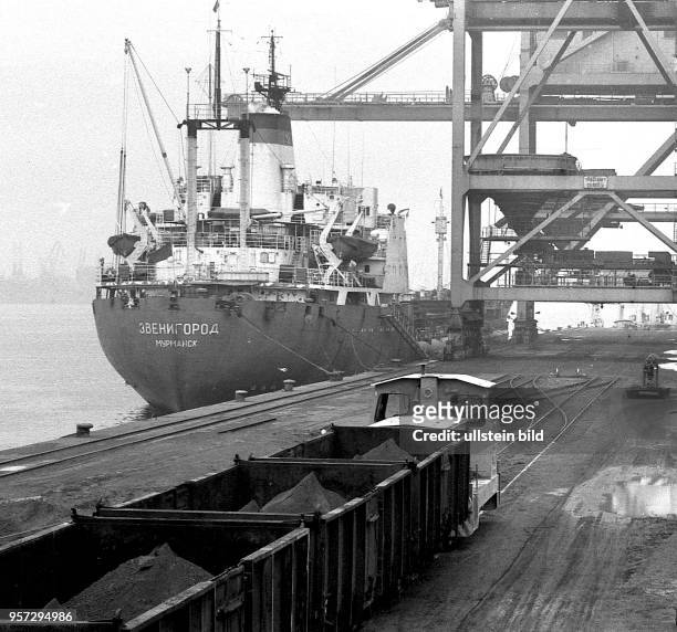 Das sowjetische Massengutschiff "Swenigorod" aus Murmansk hat im Überseehafen Rostock festgemacht, aufgenommen am . Es führte Eisenerzkonzentrat aus...