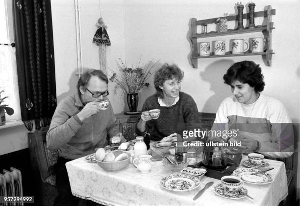 Die DDR-Spitzensportlerin Marita Meier-Koch und ihr Ehemann Wolfgang Meier frühstücken gemeinsam in ihrer häuslichen Küche, aufgenommen im Mai 1980....