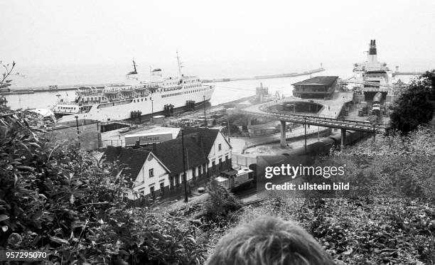 Der Fährhafen Saßnitz auf der Halbinsel Jasmund im Nordosten der Insel Rügen, aufgenommen 1984. Von Saßnitz besteht die kürzeste Seeverbindung nach...