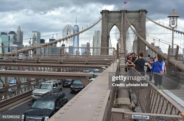 New York im November 2015. Zu der beliebtesten Zielen in in New York gehört ohne Zweifel ein Gang über die Brooklyn Bridge. Die Stahlhängebrücke...