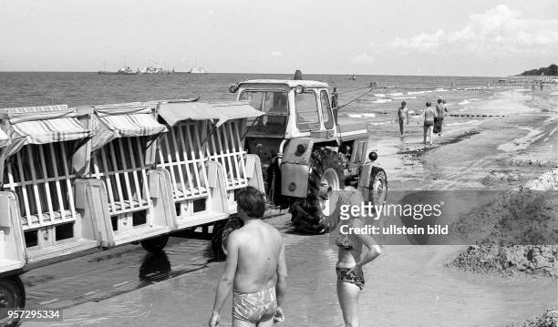 Der Kühlungsborner Strand wird verbreitert, aufgenommen in den 1980er Jahren im Sommer. An der wichtigen Küstenschutzmaßnahme, dem Aufspülen von Sand...