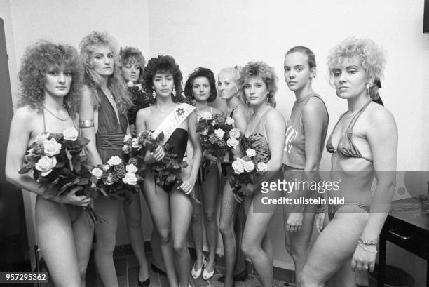 Junge Frauen bei einer Miss-Wahl im Kulturhaus Wabe im Wohngebiet Ernst-Thälmann-Park in Berlin , aufgenommen 1986. Das Neubaugebiet entstand Mitte...