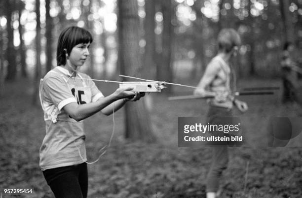 Jugendliche mit einem Peilsender während der 4. Wehrspartakiade der GST in Erfurt, aufgenommen im Juli 1981.