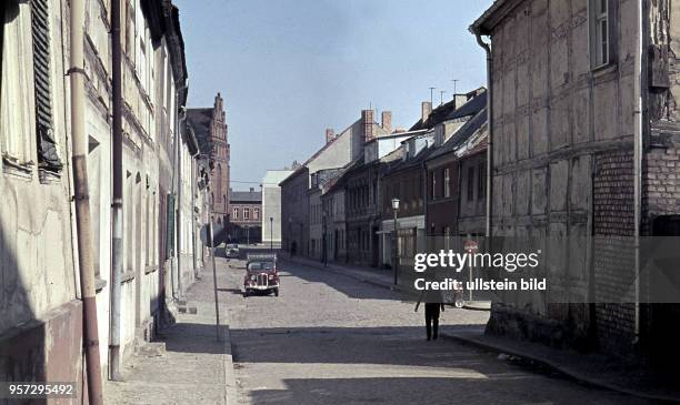 Blick in eine Einbahn-Straße in der Altstadt von Bernau, aufgenommen 1965.