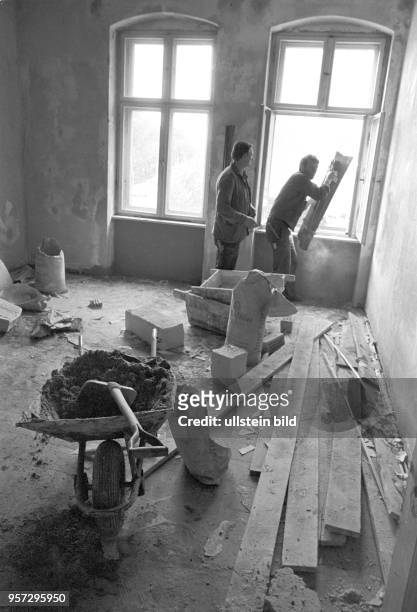 Arbeiter entfernen bei Sanierungen von Altbau-Wohnungen die alten Baumaterialien, undatierte Aufnahme von 1977 aus dem Berliner Stadtbezirk...