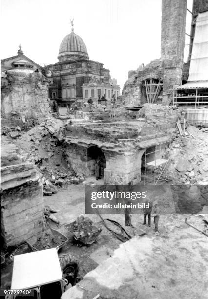 Blick auf die Ruine der Frauenkirche in Dresden während der Sicherungsarbeiten und der Beräumung des Schutts, aufgenommen am . Am gleichen Tag kamen...