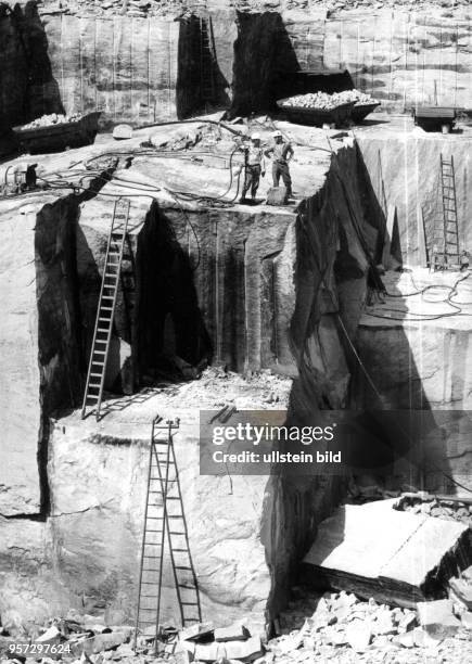 Arbeiter des VEB Elbenaturstein Dresden stehen im Sandsteinbruch Mühlleithe bei Lohmen in der Sächsischen Schweiz, aufgenommen 1983. In dem VEB wird...