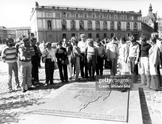 Teilnehmer des Internationalen Schlagerfestivals legen am Blumen auf die Gedenktafel an der Ruine der Frauenkirche. Zu DDR-Zeiten war die Ruine ein...