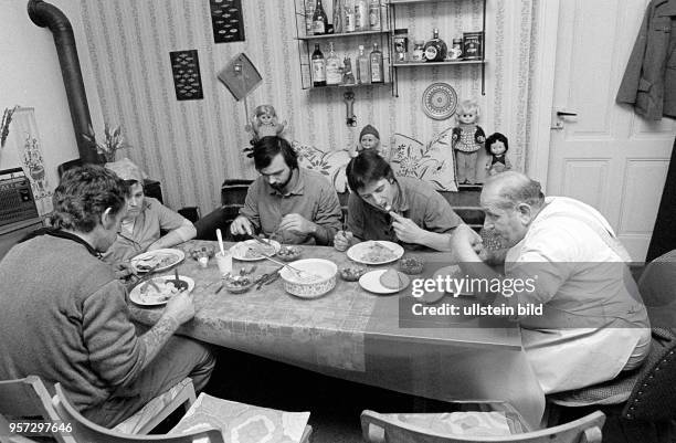 In der Mittelstraße in der Gemeinde Helbra an der Kupferhütte im Mansfelder Land begeht eine Familie am ein Schlachtefest. Auf die gemeinschaftliche...