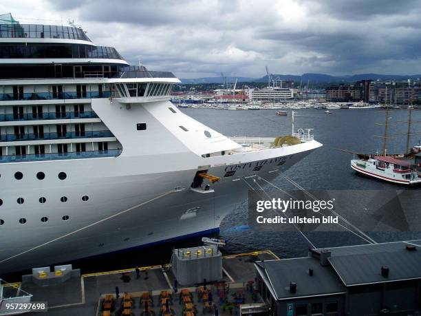 Das Kreuzfahrtschiff "Costa Atlantica" liegt im Hafen von Oslo vor Anker, aufgenommen im Sommer 2004.