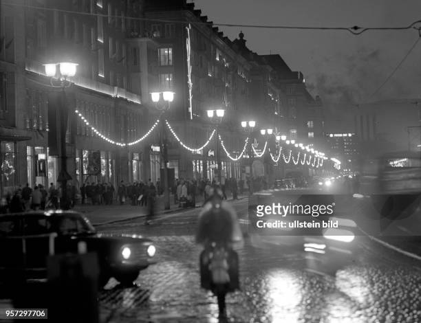Blick zur Weihnachtszeit vom Pirnaischen Platz in die von Lichterketten erhellte Ernst-Thälmann-Straße in Dresden, aufgenommen 1972. Die Dresdner...