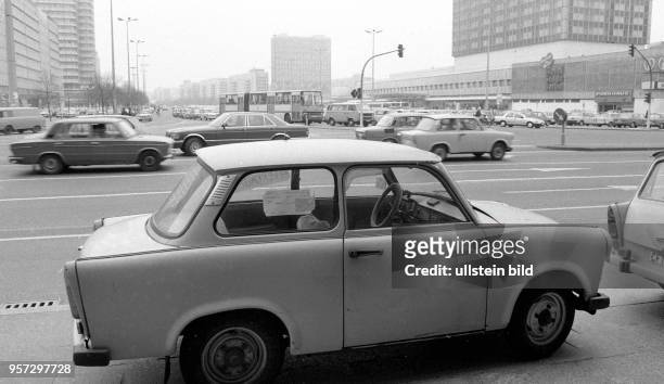 Im Zentrum von Berlin nahe dem Alexanderplatz parkt am Straßenrand ein Pkw vom Typ Trabant 601 L , an dessen Scheibe ein Zettel klebt, der über den...