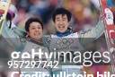 Die japanischen Skispringer Kazuyoshi Funaki und Masahiko Harada jubeln über ihren Erfolg bei den Olympischen Winterspielen 1998 in Nagano, Japan....