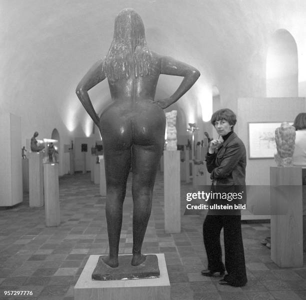 Eine Frau betrachtet eine Frauenfigur in einer Ausstellung im Kloster Unser Lieben Frauen in Magdeburg, undatiertes Foto von 1977. Das historische...