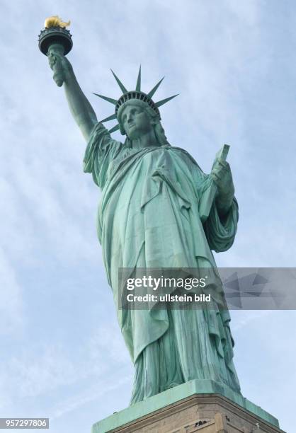 Die Freiheitsstatue misst mit Fundament und Sockel 93 Meter Höhe. Die Statue selbst hat eine Höhe von 46 Meter, wurde 1886 eigeweiht und steht auf...