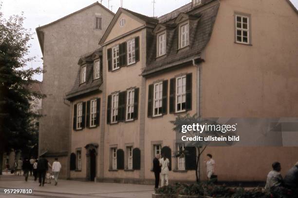 Mitten in der Altstadt von Weimar liegt das Schillerhaus, aufgenommen 1968. Die Initialen des Dichters _ FS _ sind über der Eingangstür des gelb...