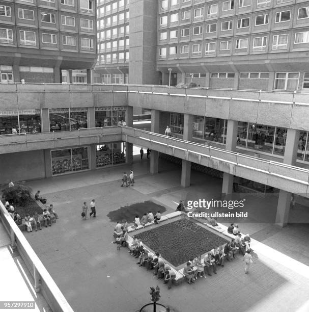 Blick in einen Innenhof der Neubauten Rathauspassage in Berlin-Mitte unweit vom Alxeanderplatz, undatiertes Foto von 1977. Im Zuge der...