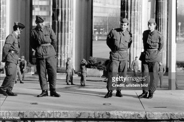 Soldaten der DDR-Grenztruppen stehen auf der Berliner Mauer am Brandenburger Tor, aufgenommen am in Berlin. Zwei Tage später wird nach vielen anderen...