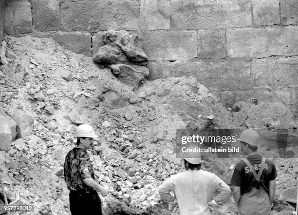 Bauarbeiter legen im Kellergewölbe in der Ruine der Frauenkirche in Dresden während der Sicherungsarbeiten und der Beräumung des Schutts ein...