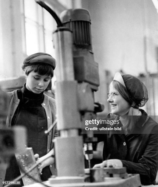 Schülerinnen einer Dresdner Schule betätigen im VEB Sachsenwerk eine Bohrmaschine, aufgenommen 1969 in Dresden. Unterrichtstag in der sozialistischen...