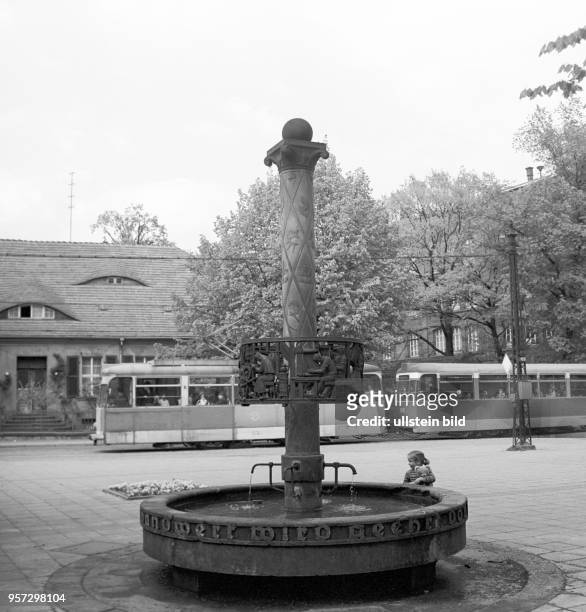 Der Tuchmacherbrunnen an der altren Stadtmauer von Cottbus erinnertr an die Tradition des Tuchmacherhandwerks in der Region, undatiertes Foto von...